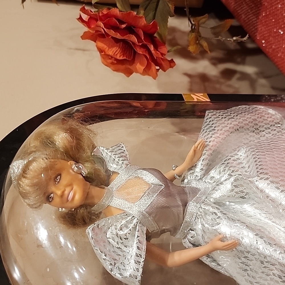 Vanna Platinum Doll - Picture 2 of 7